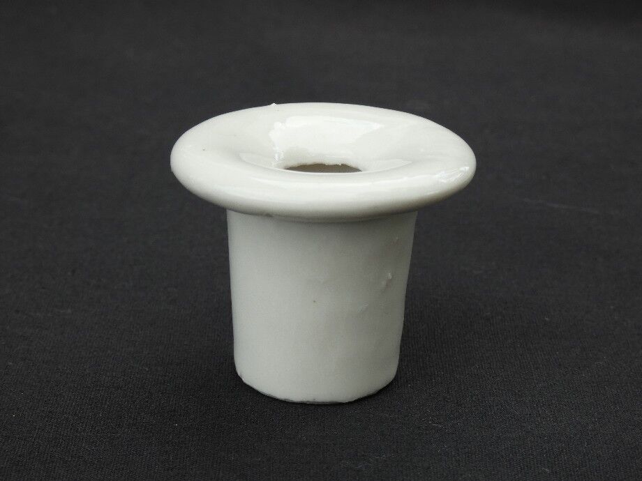 Porcelain inkwell with thick crown and curved bottom