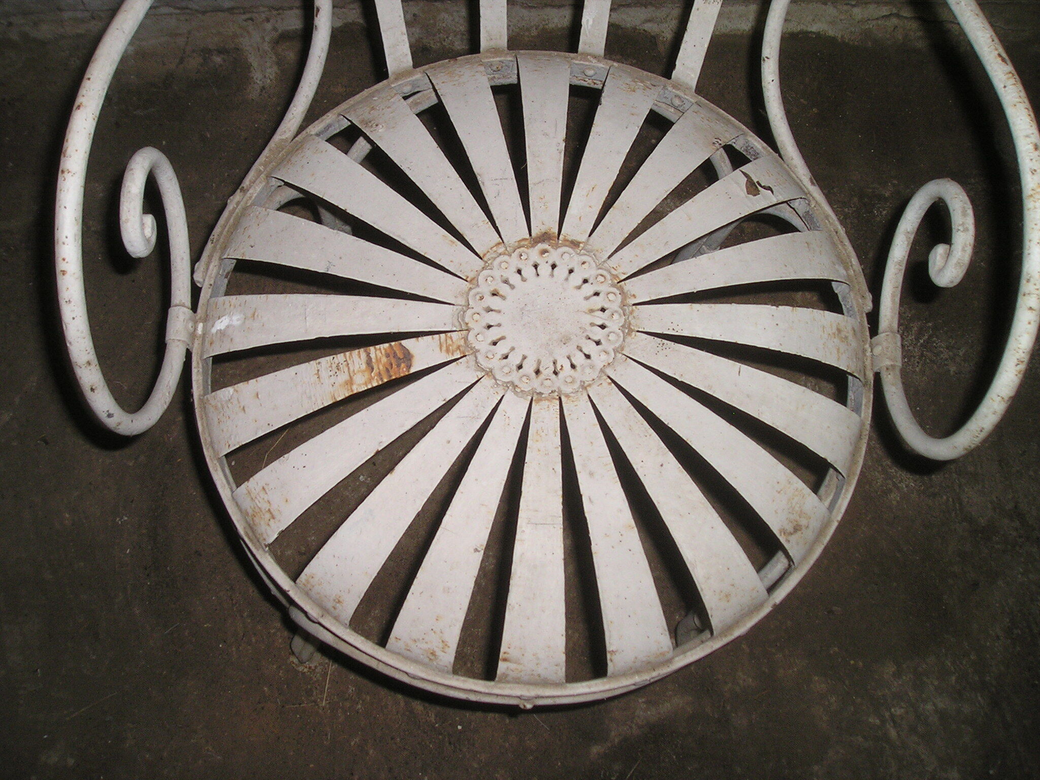 Wrought iron garden armchair with riveted flexible blades early XXth