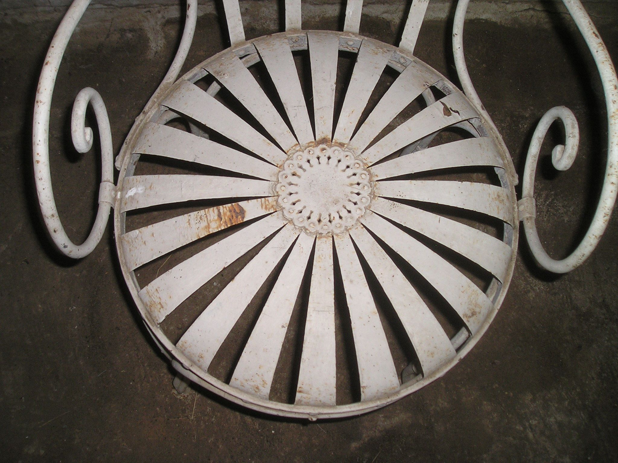 Fauteuil de jardin fer forgé à lames flexibles rivetées début XXè