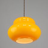Lampe à suspension italienne du milieu du siècle en verre jaune et laiton
