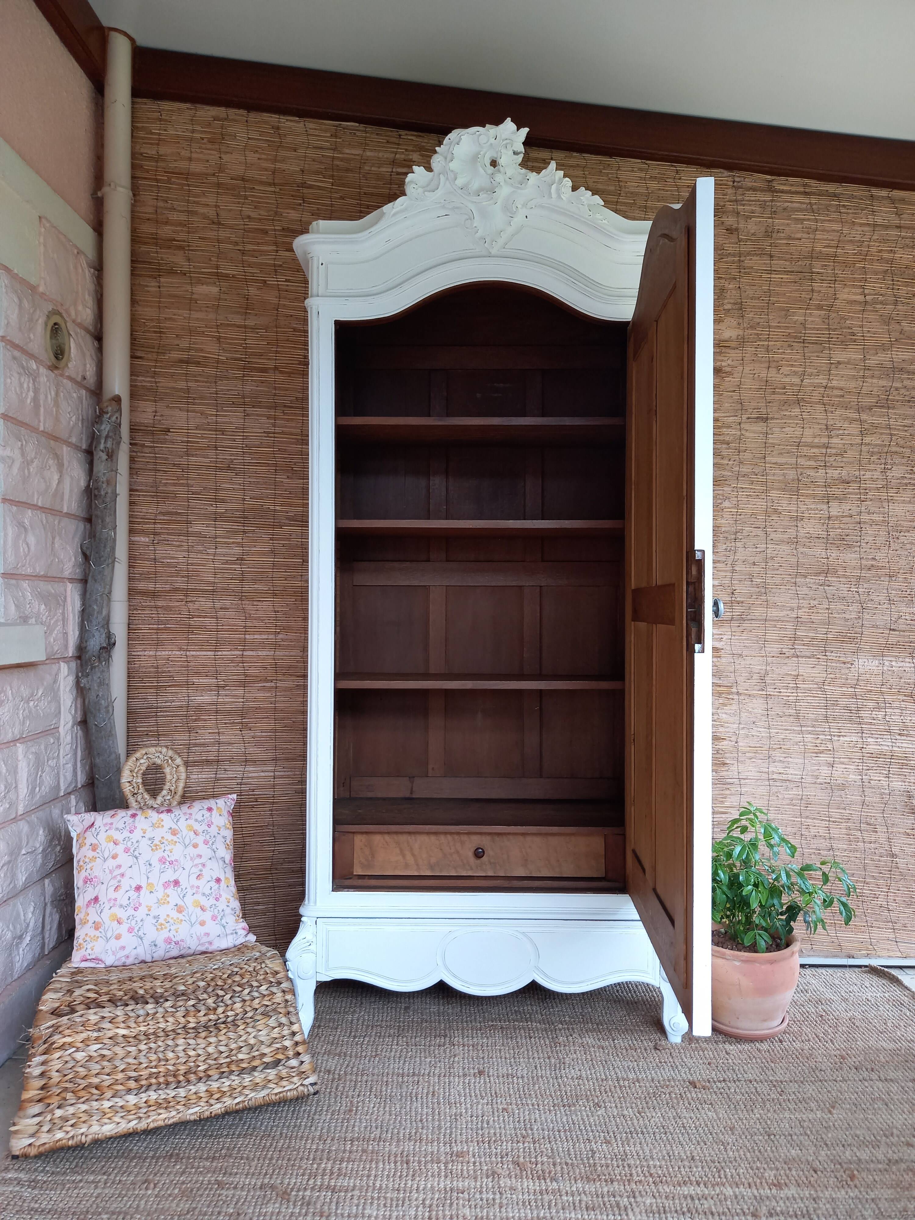 Ice cap cabinet