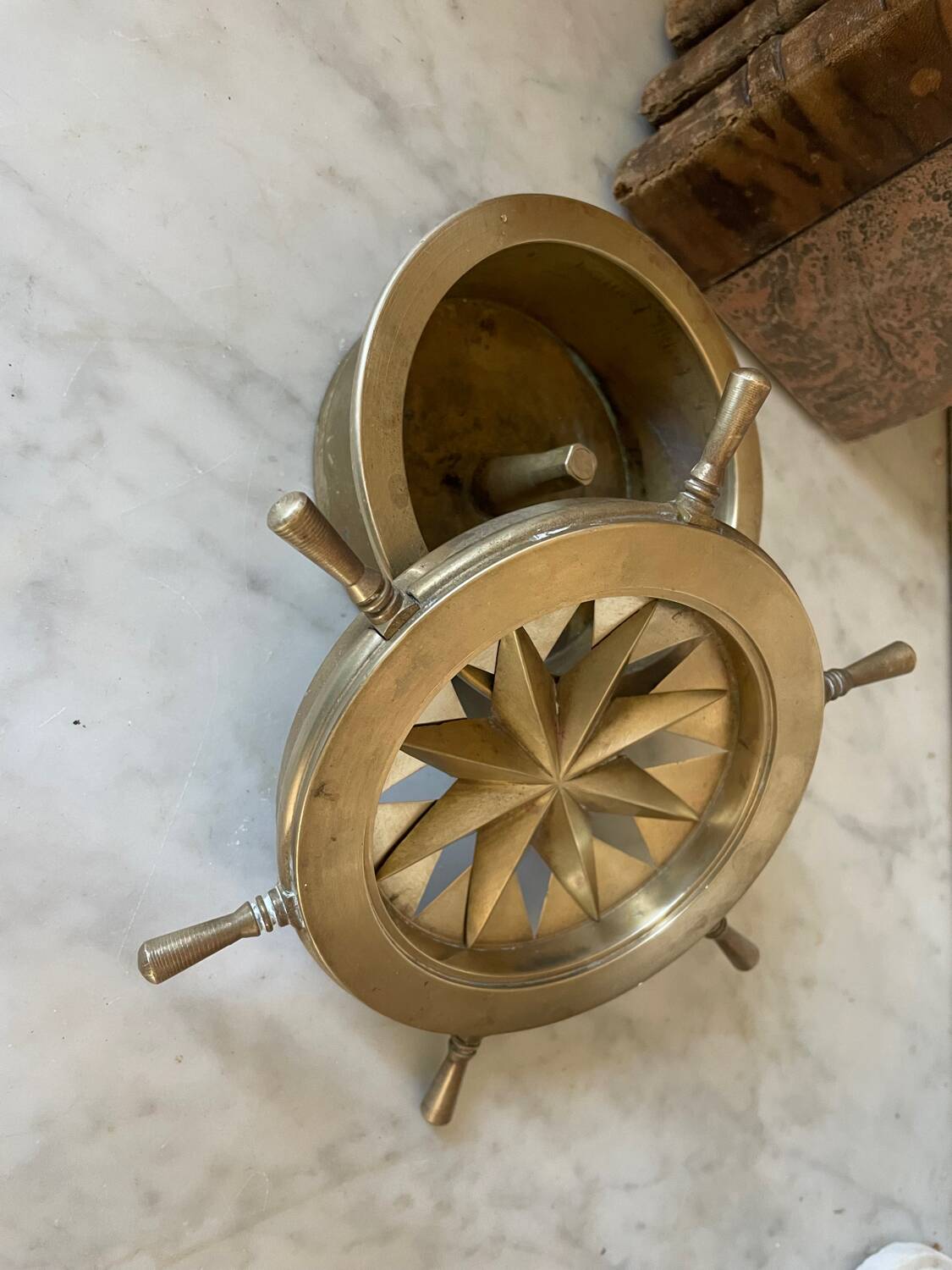 Cendrier rose des vents en laiton massif