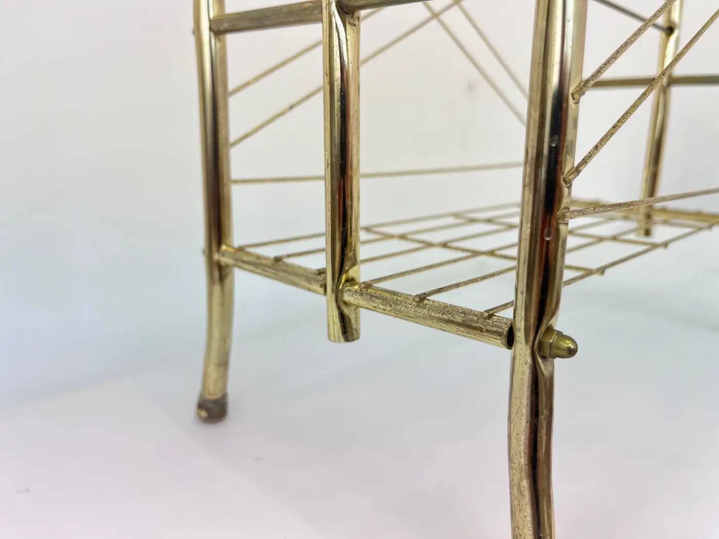 Présentoir à journaux/revues en métal doré des années 1980