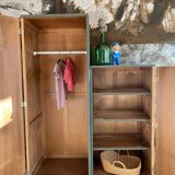 Asymmetrical wardrobe with compass legs