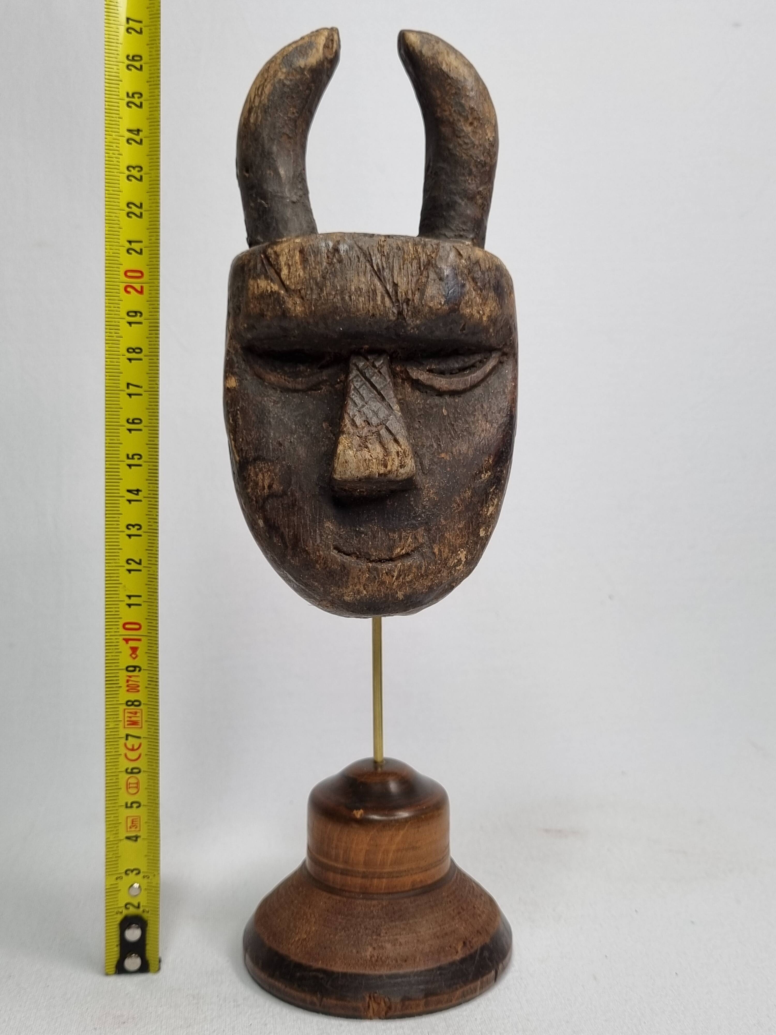 Toma passport mask, antique patinated wood, 16 cm, with stand