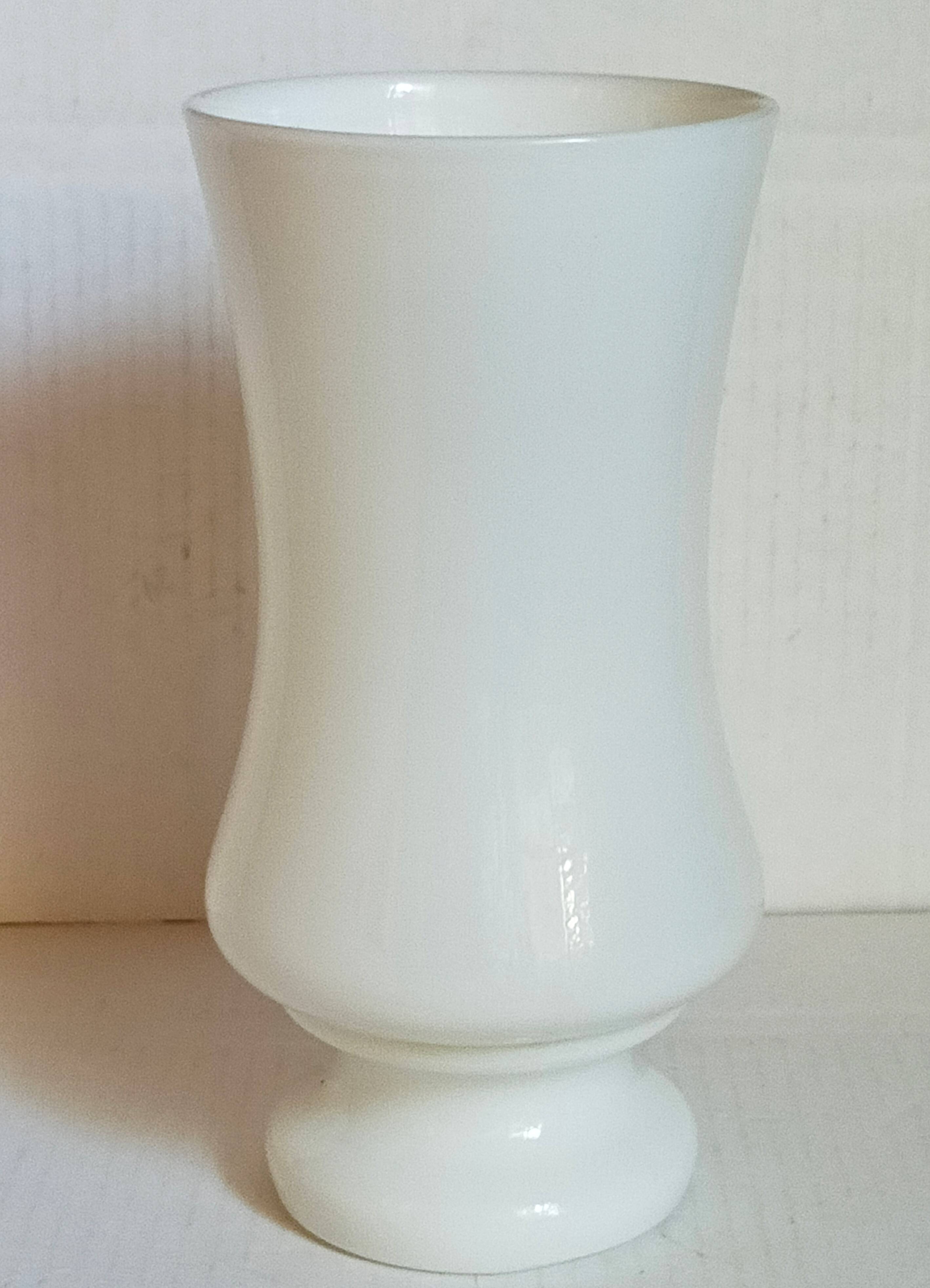 Vase en opaline sur pied début XXème