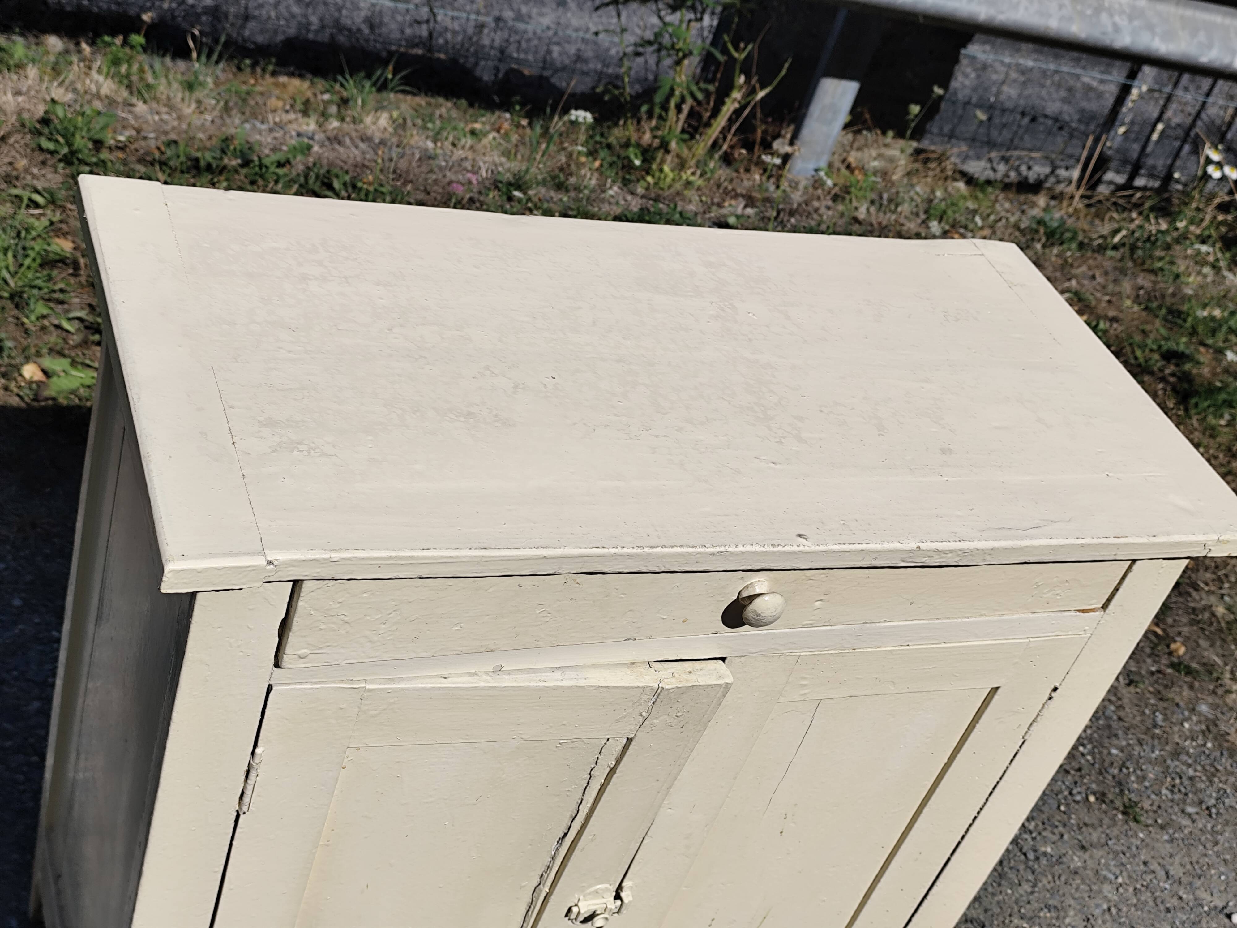 Small Parisian sideboard with one drawer and two doors, white lacquered