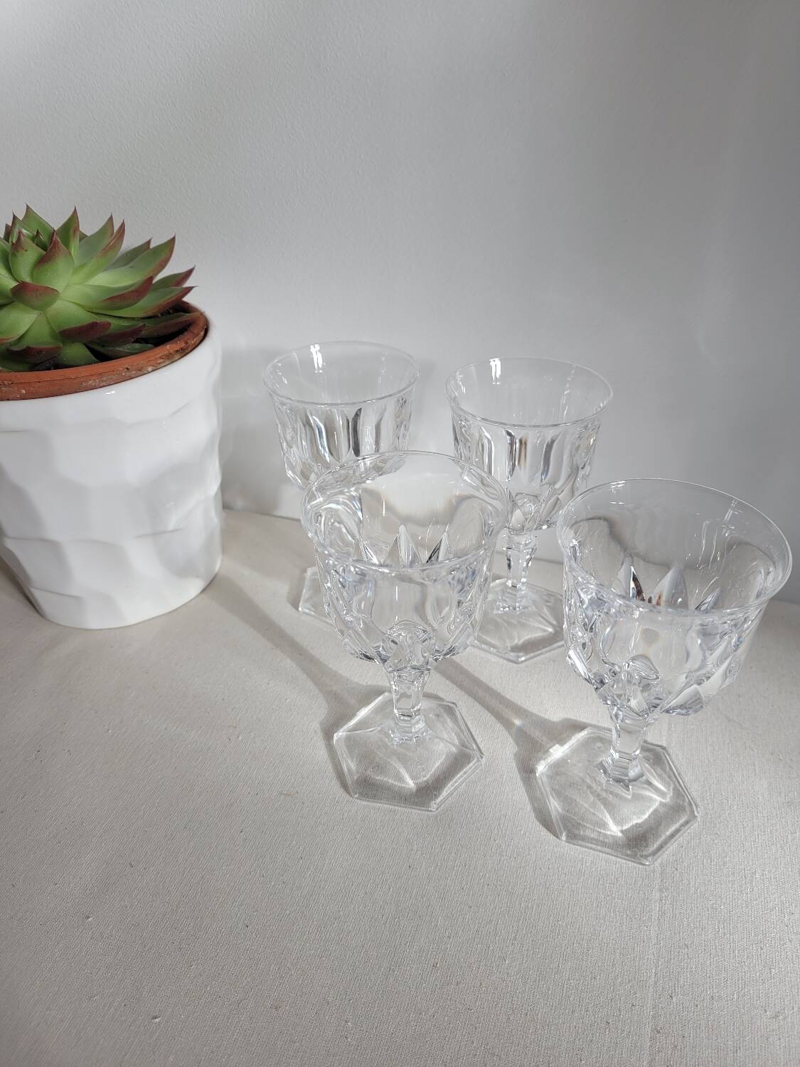 Set of 4 white wine glasses in Chaumont crystal from Cristal d'Arques.