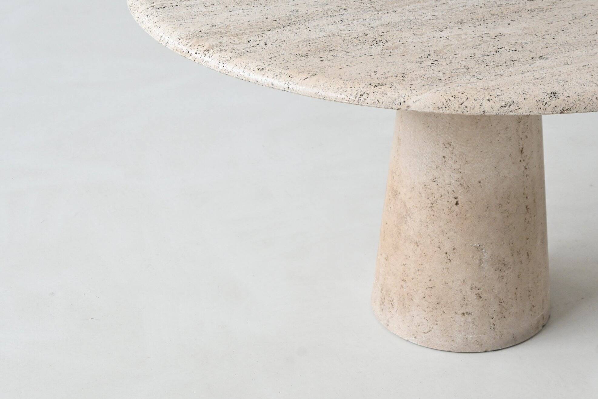 Grande table de salle à manger ronde sculpturale en travertin blanc crème, Italie, 1970