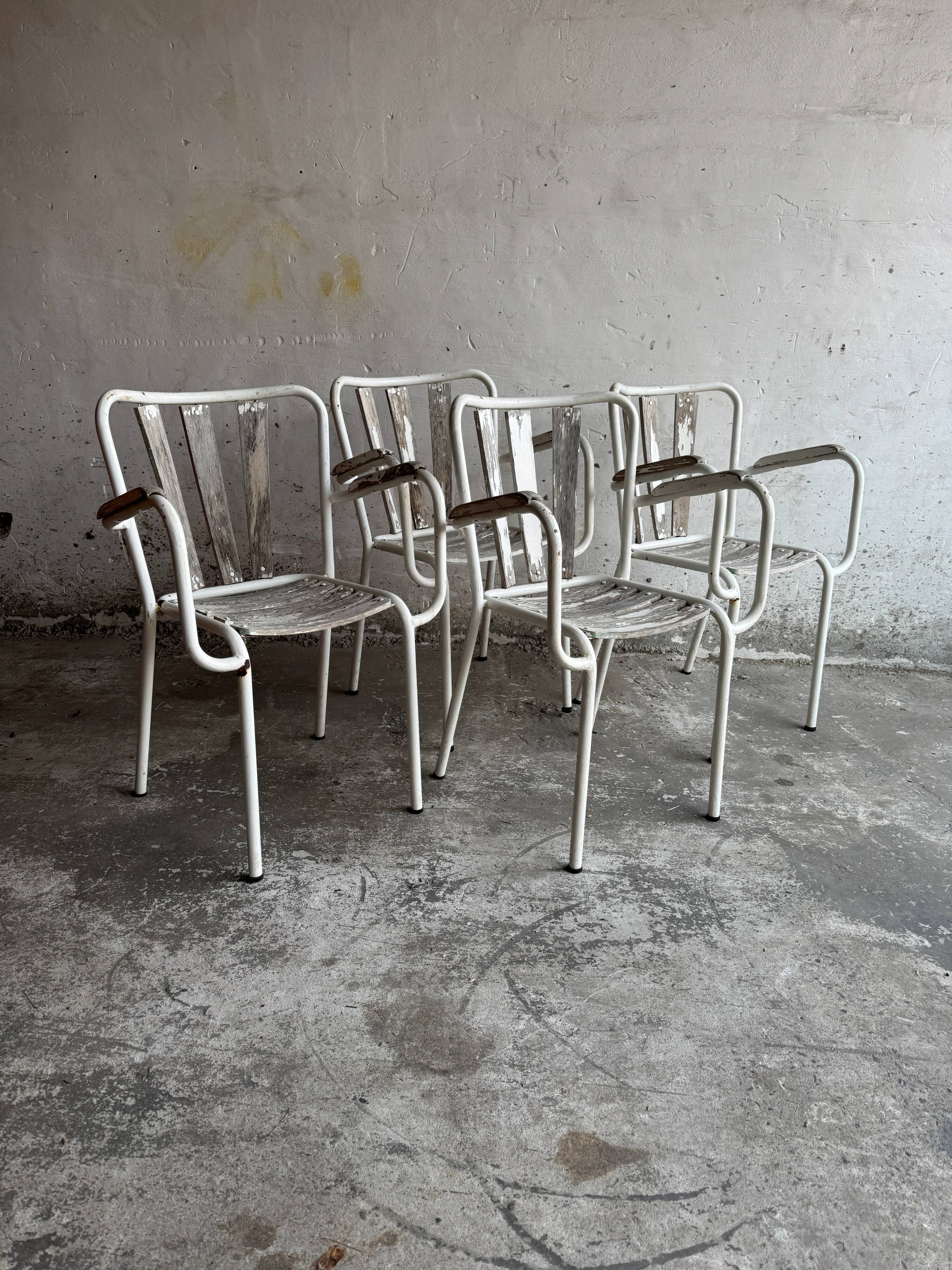 Ensemble de 4 chaises de jardin vintage en métal blanc et bois avec structures tubulaires en acier