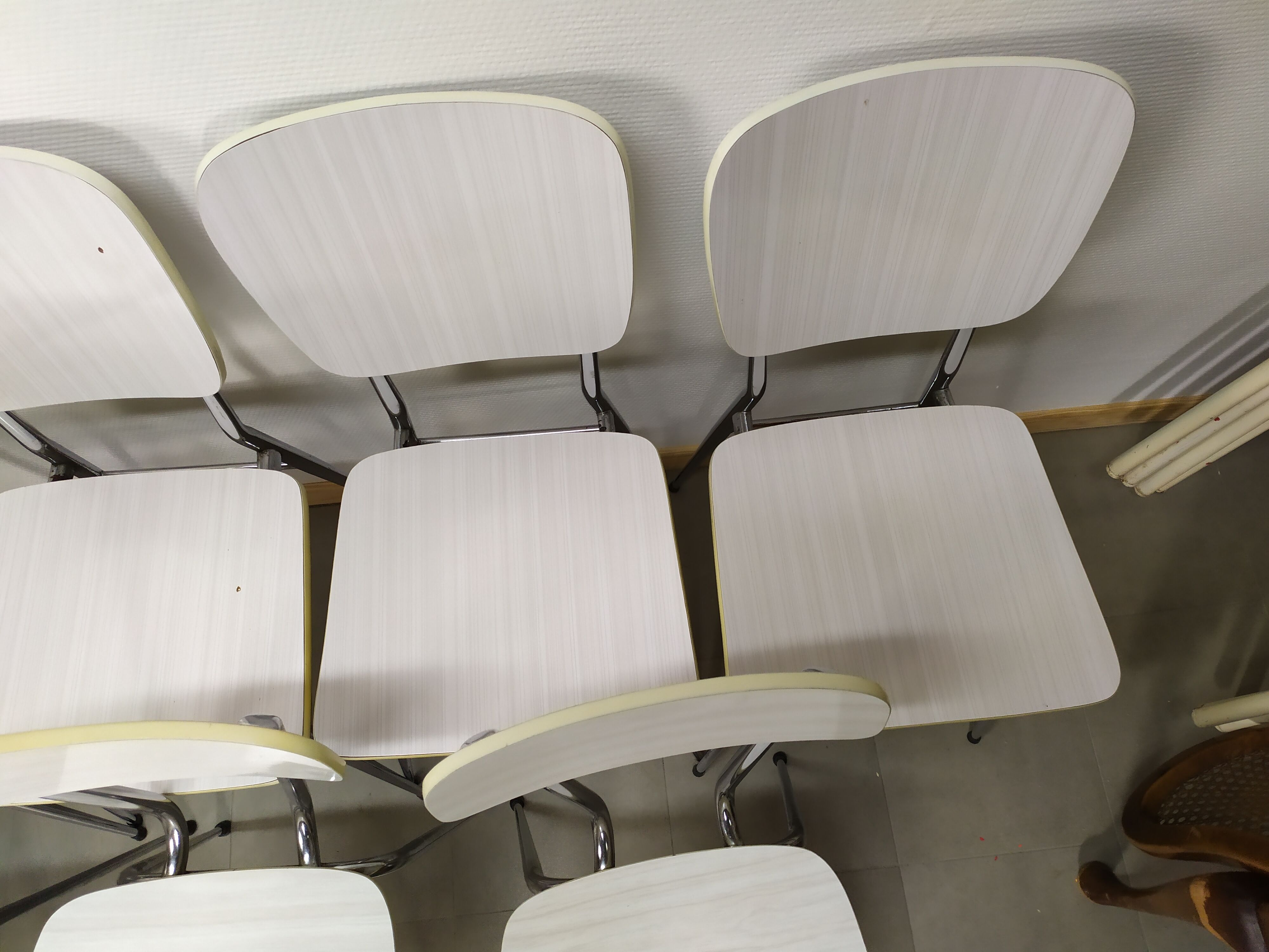 Lot de 9 chaises blanche en formica