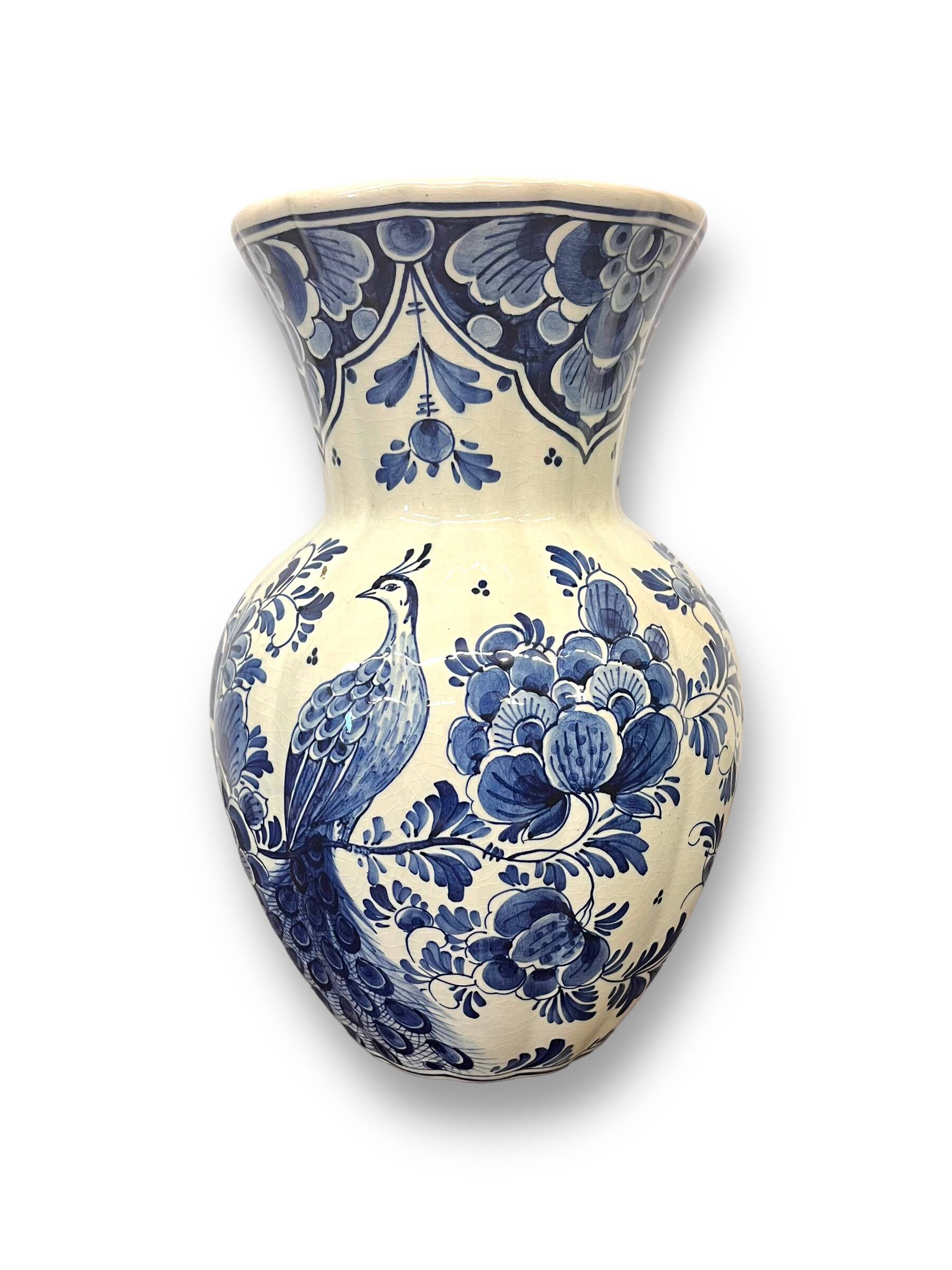 Vase with floral decorations and peacock-delft