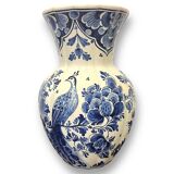 Vase with floral decorations and peacock-delft