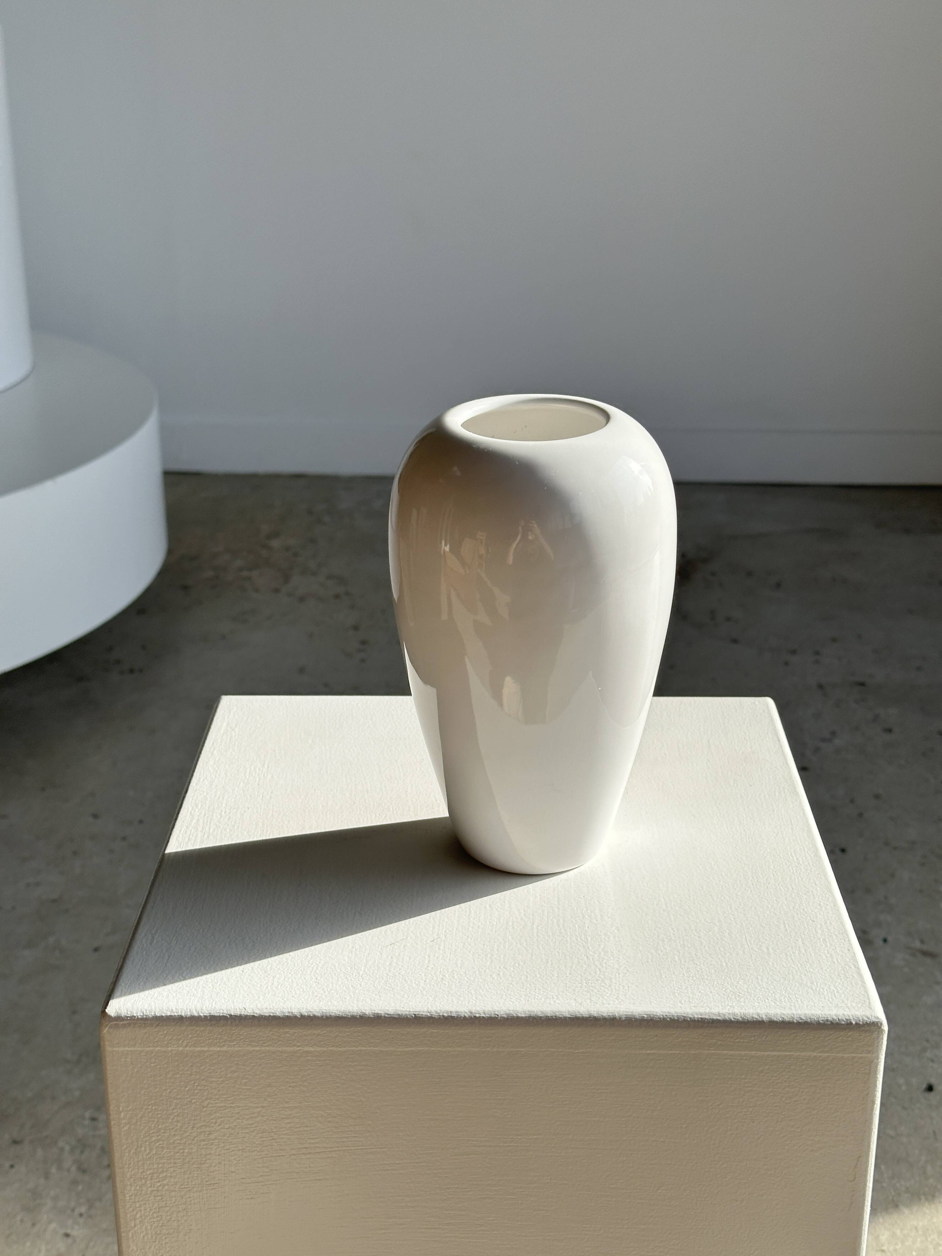 Oblong white vase H:20cm
