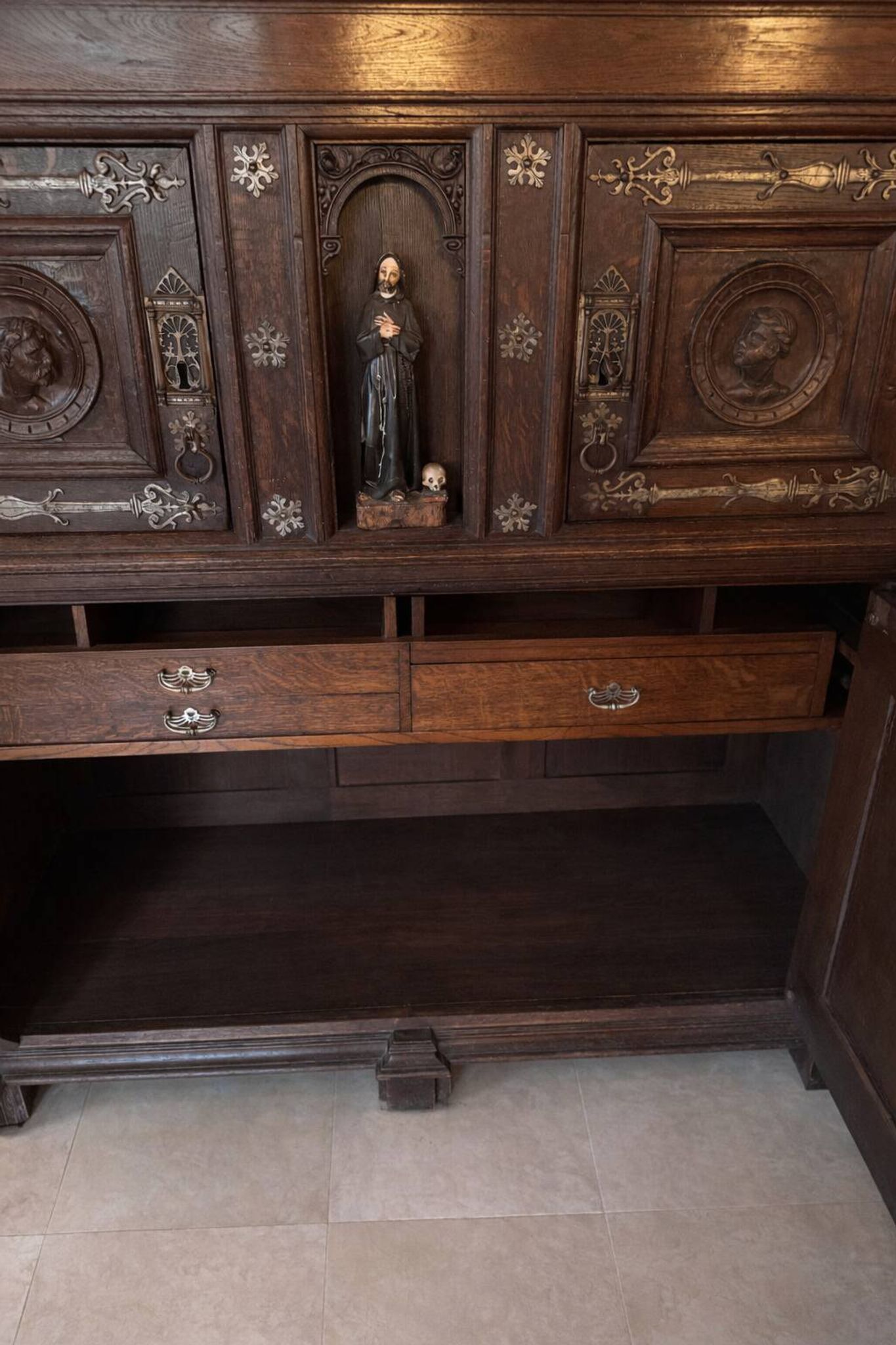 Grand antique neo-Renaissance buffet in carved oak – late 19th century