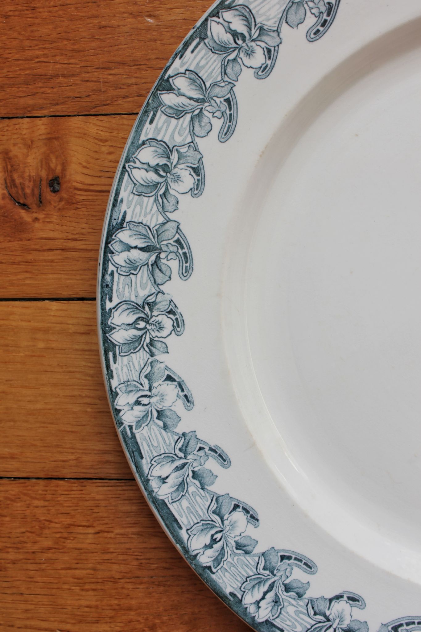 Plat rond en terre de fer décor iris Badonviller