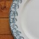 Plat rond en terre de fer décor iris Badonviller