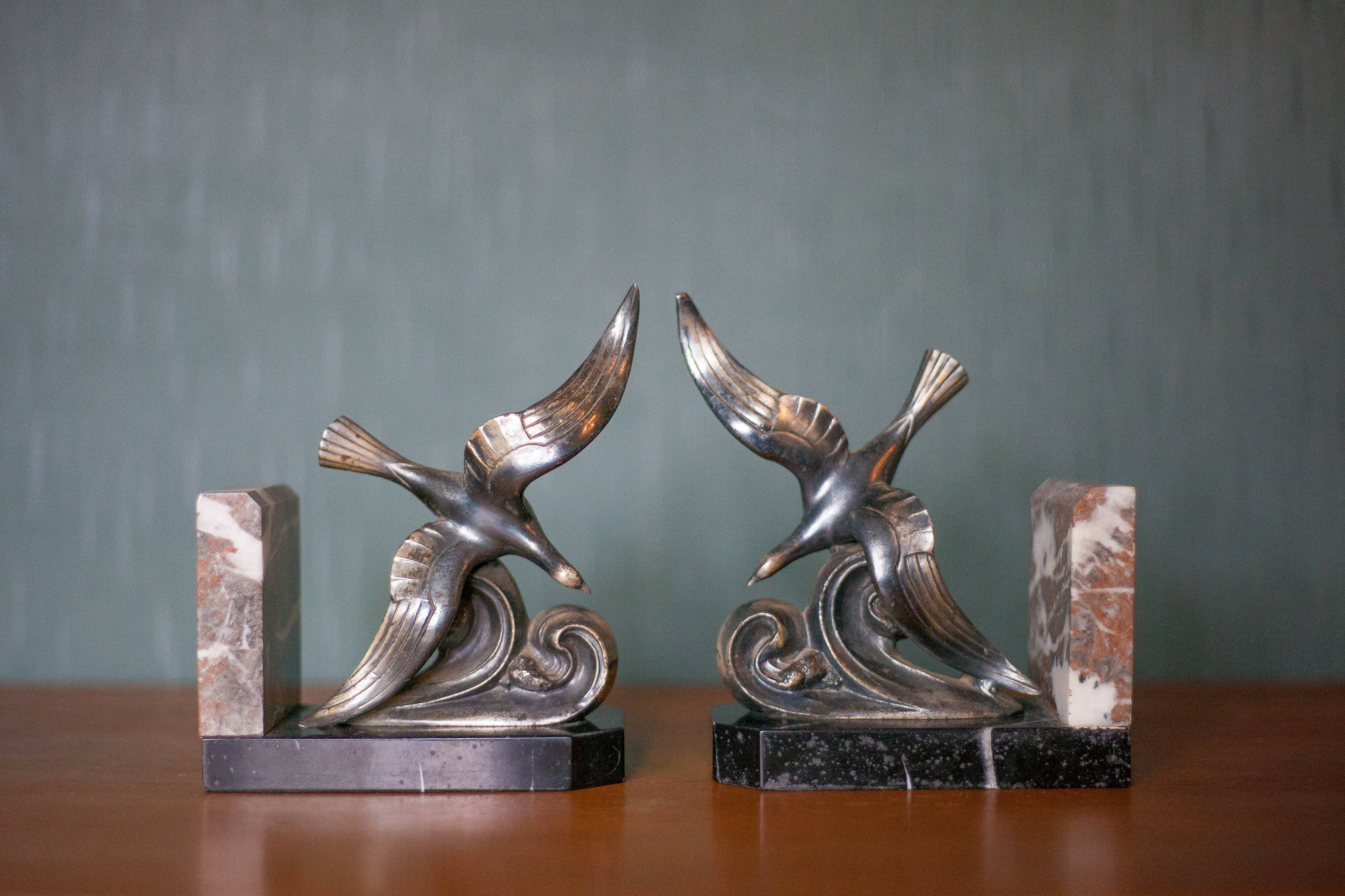 Pair of art deco seagull bookends in regulates and marble, bookcase, desk
