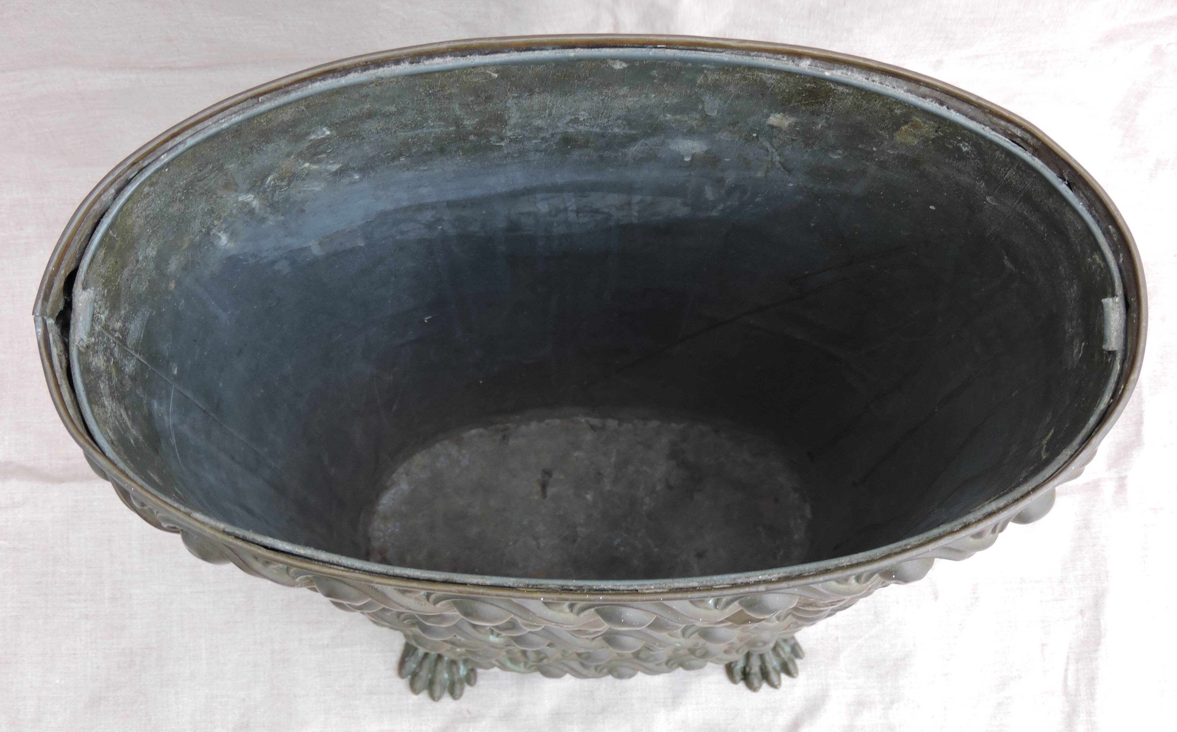 UMBRELLA HOLDER in copper with decoration in repelled CHERUBIN PUTTI ANGELOT, copperware XIX th century