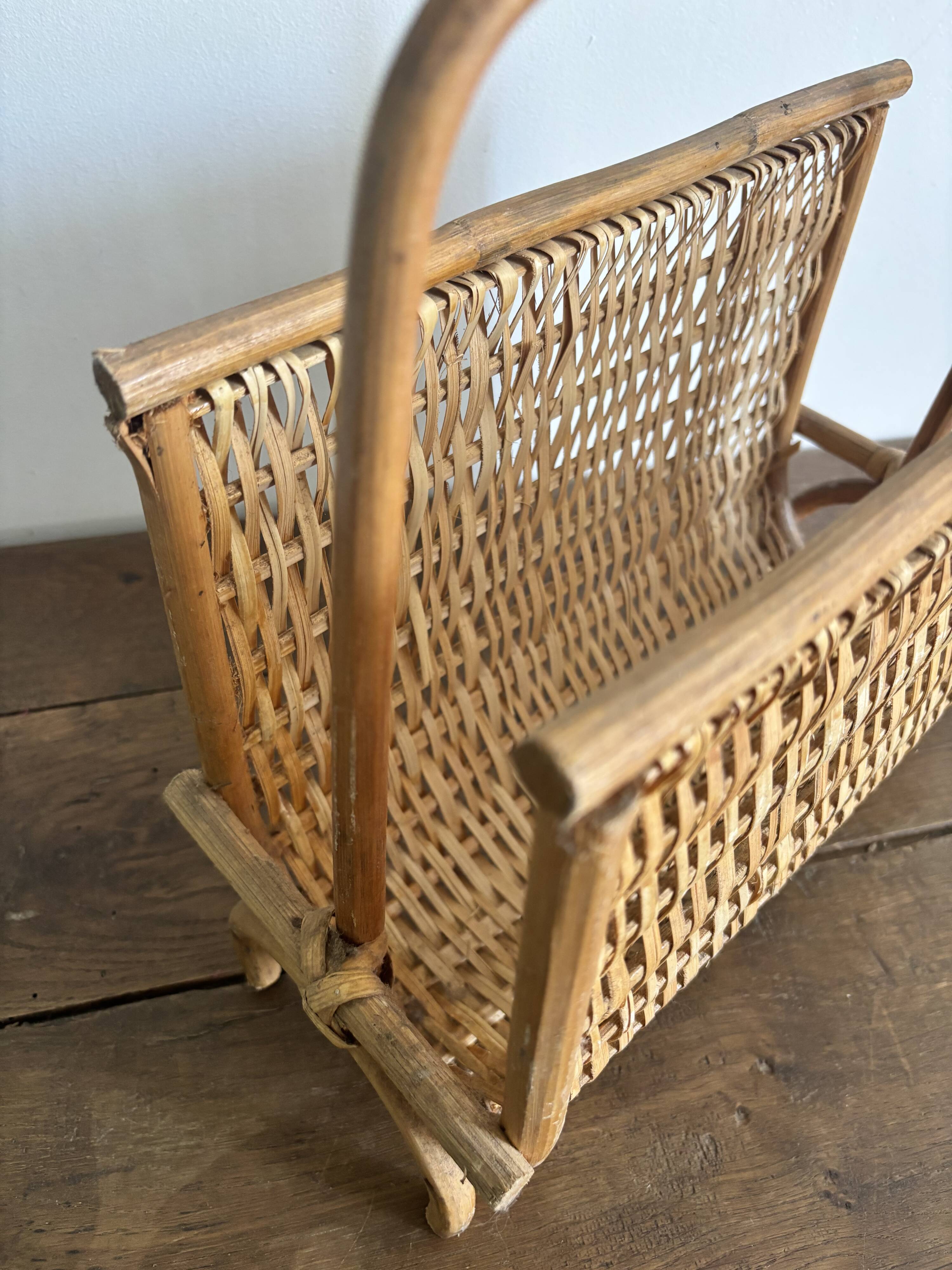 Porte-revues vintage en rotin naturel  des années 60