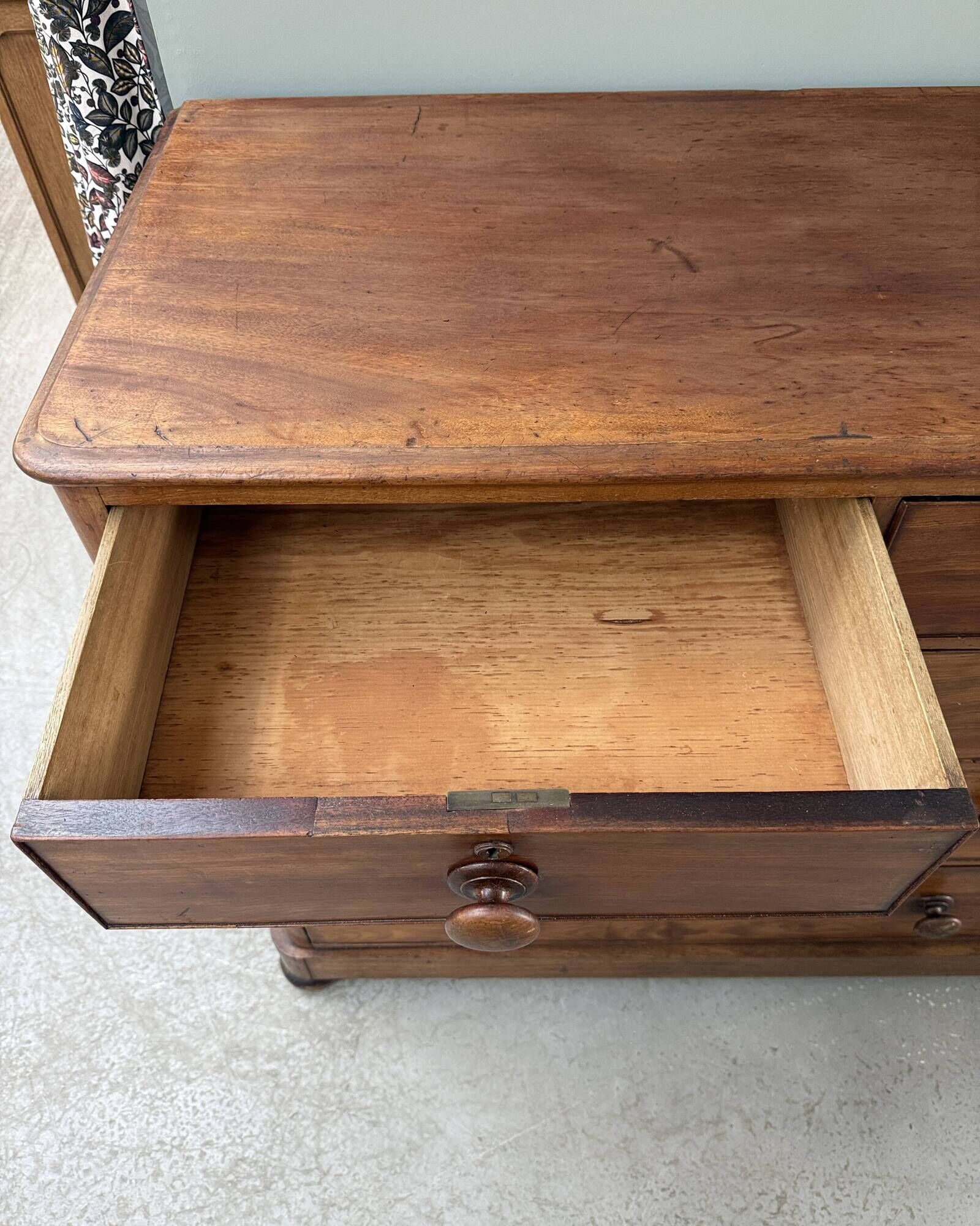 Large Victorian English mahogany chest of drawers (renovated)