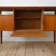 Bureau flottant en teck danois par l’artilleur Nielsen pour Tibergaard, années 1960.