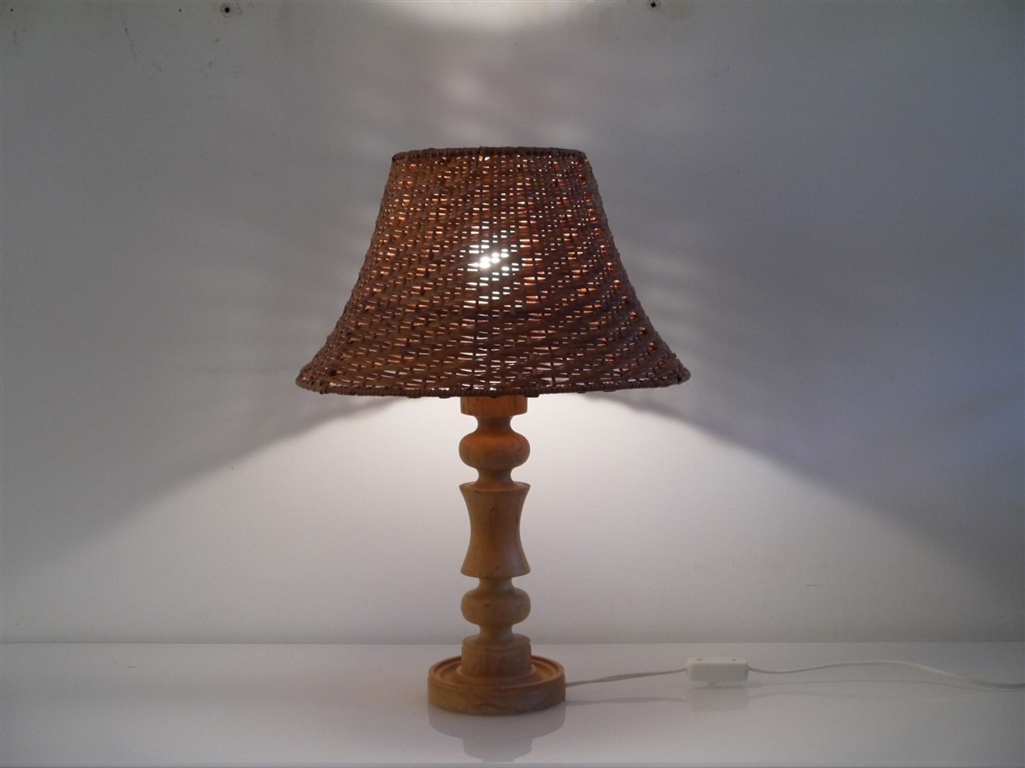 Lampe stylescandinave en bois et rotin 1970