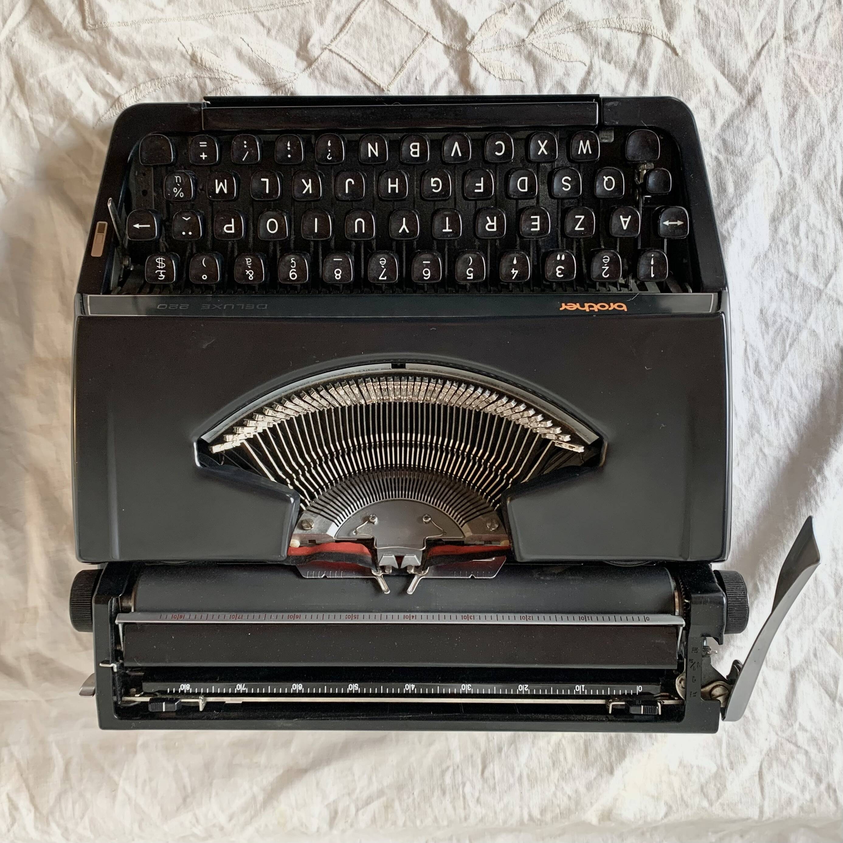 Old Brother 220 Deluxe mechanical typewriter - Made in Japan