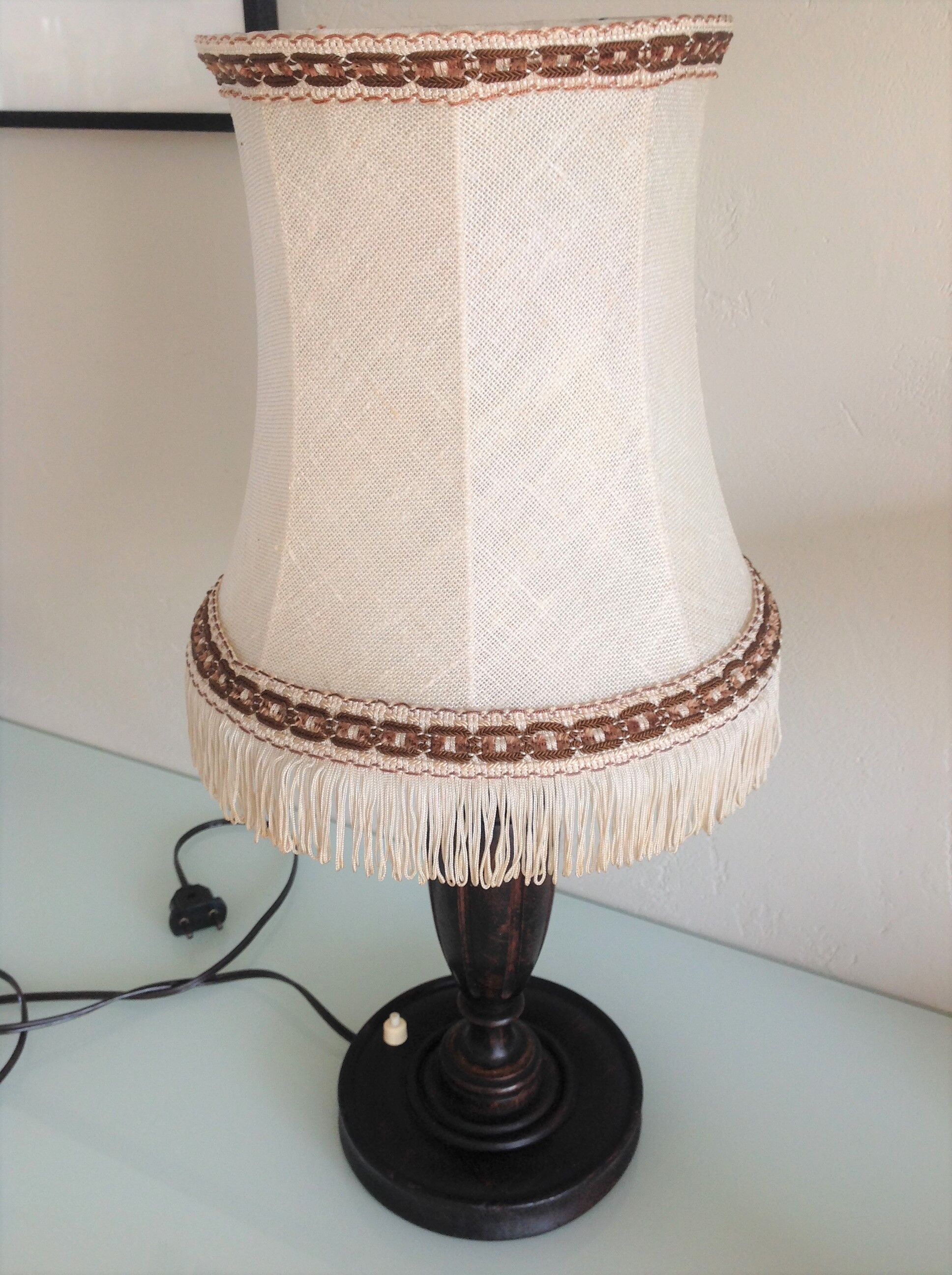Lampe en bois tourné et abat en tissu beige style art déco / années 40-50