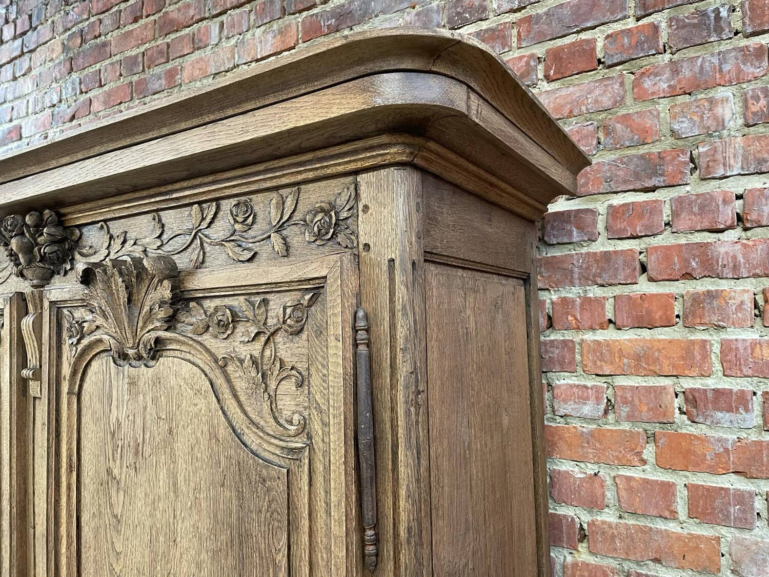 Armoire antique française à motifs floraux sculptés à la main