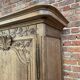 Armoire antique française à motifs floraux sculptés à la main