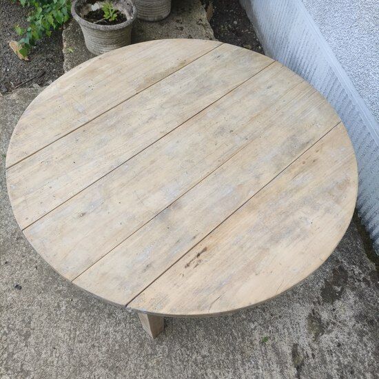 Folding round coffee table