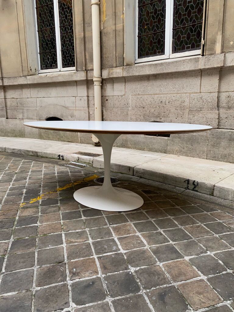 Eero Saarinen's oval tulip table for Knoll