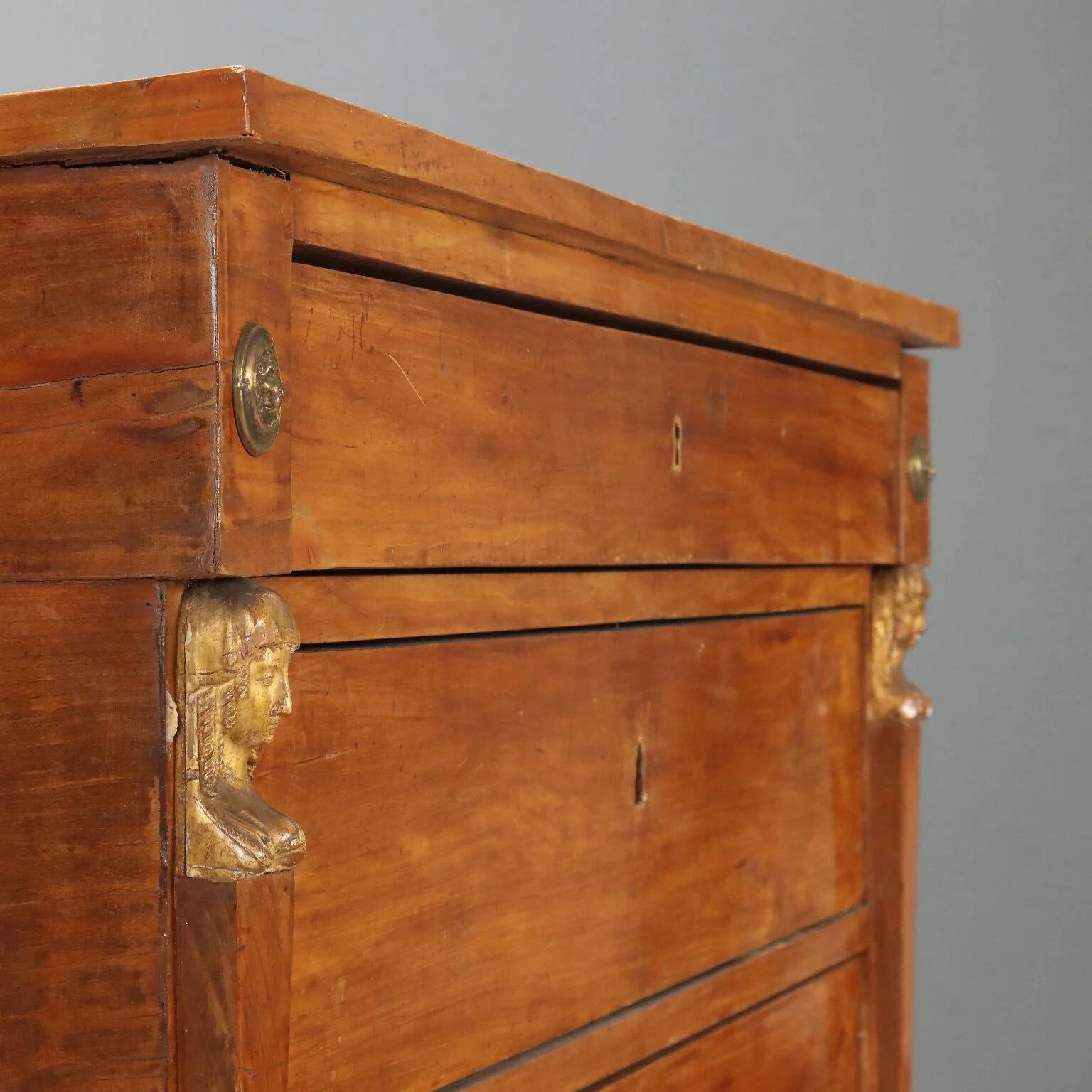 Commode Empire ancienne en noyer avec détails dorés, XIXe siècle