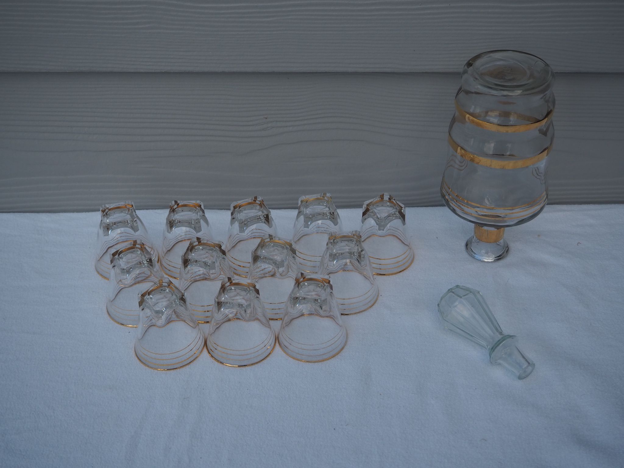 Golden liqueur service from the 1950s-1960s and its 12 glasses.
