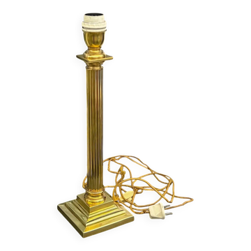 Pied de lampe néoclassique à colonne cannelée en laiton massif poli – années 60-70