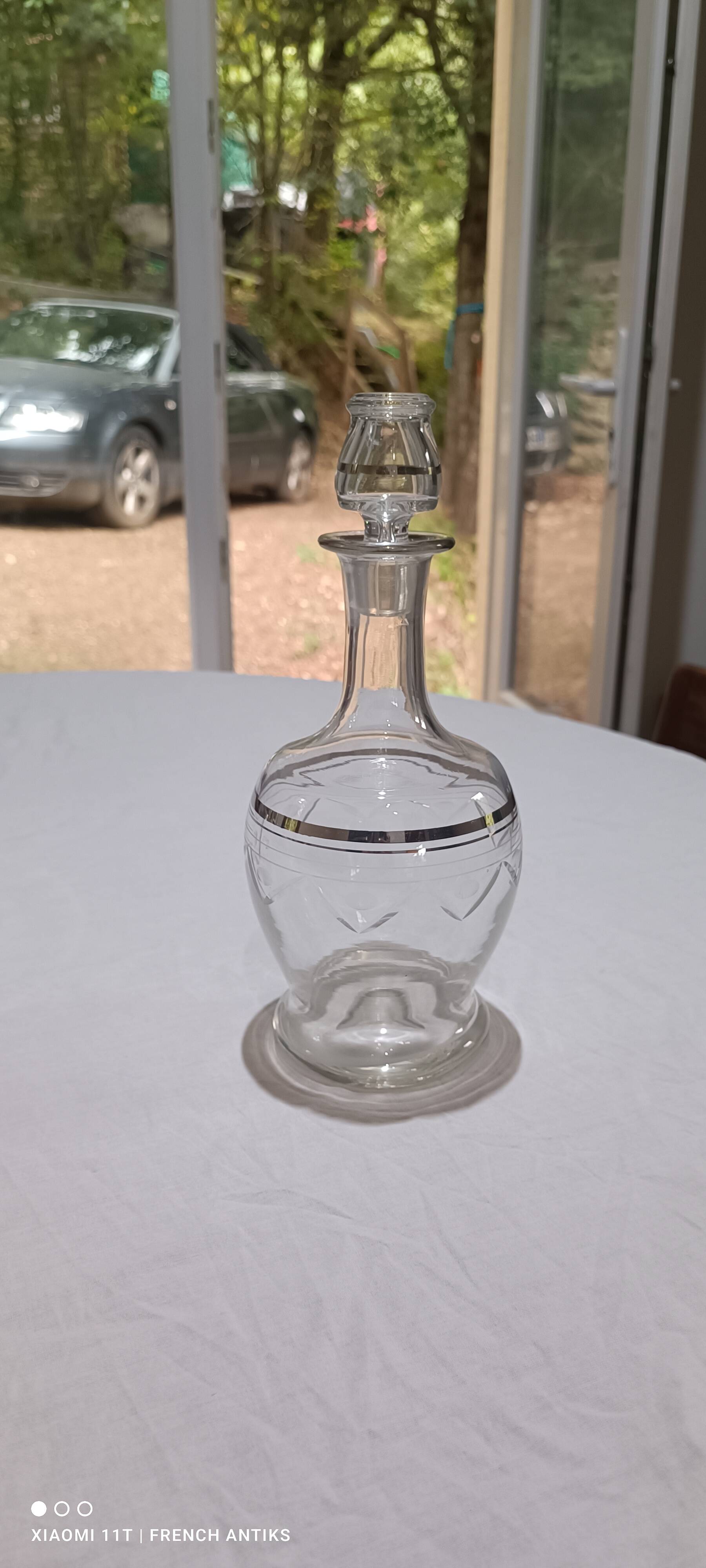 Blown glass decanter, engraved and chiselled. Made in France.