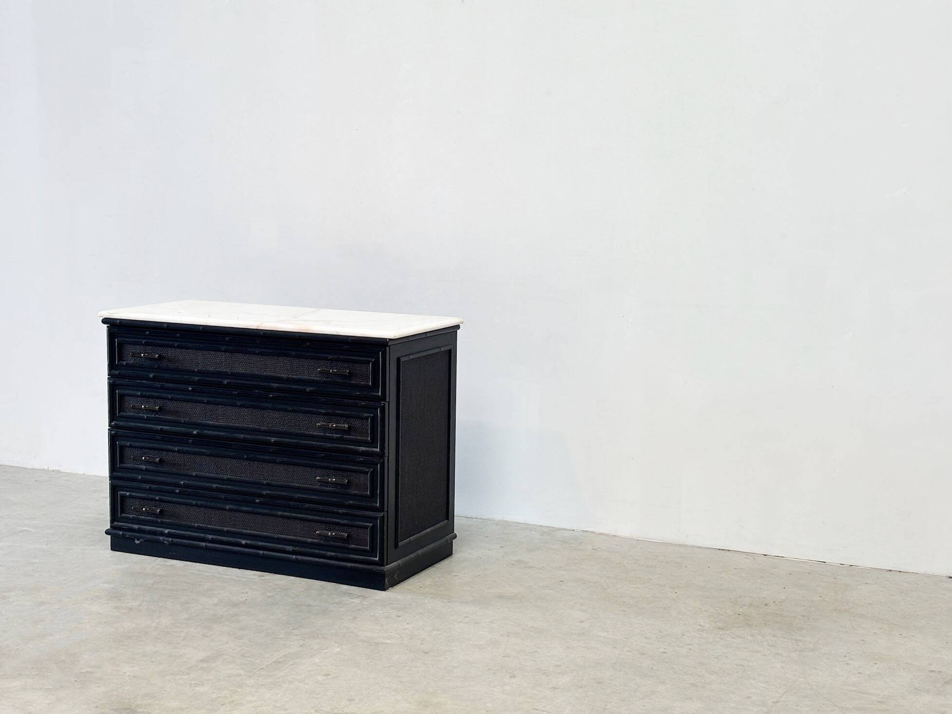 Meuble en rotin noir avec plateau en marbre