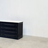 Meuble en rotin noir avec plateau en marbre