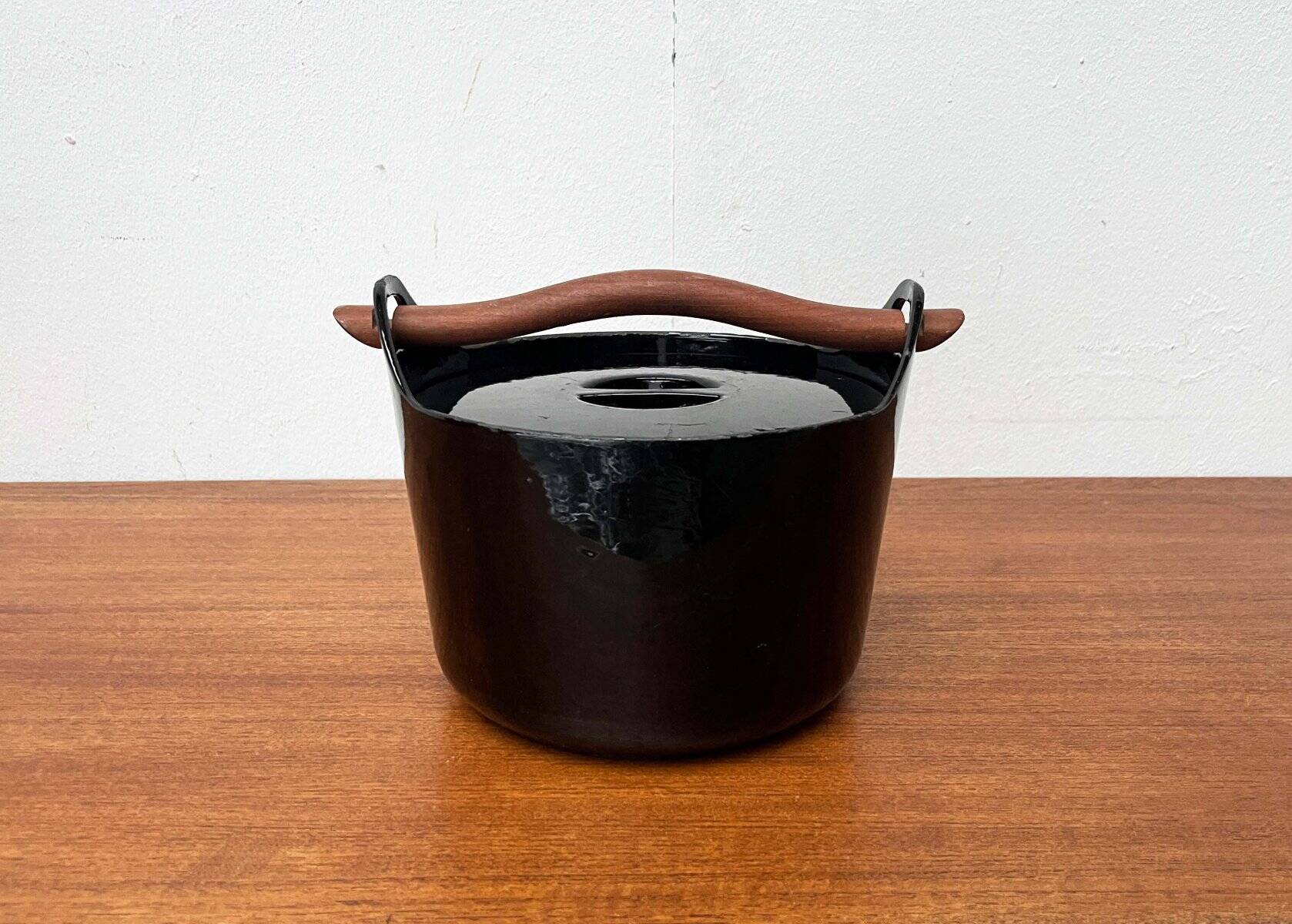 Black enamelled cast iron pot with a teak handle in mid-century style by Timo Sarpaneva for Rosenlew of Finland, 1960s.