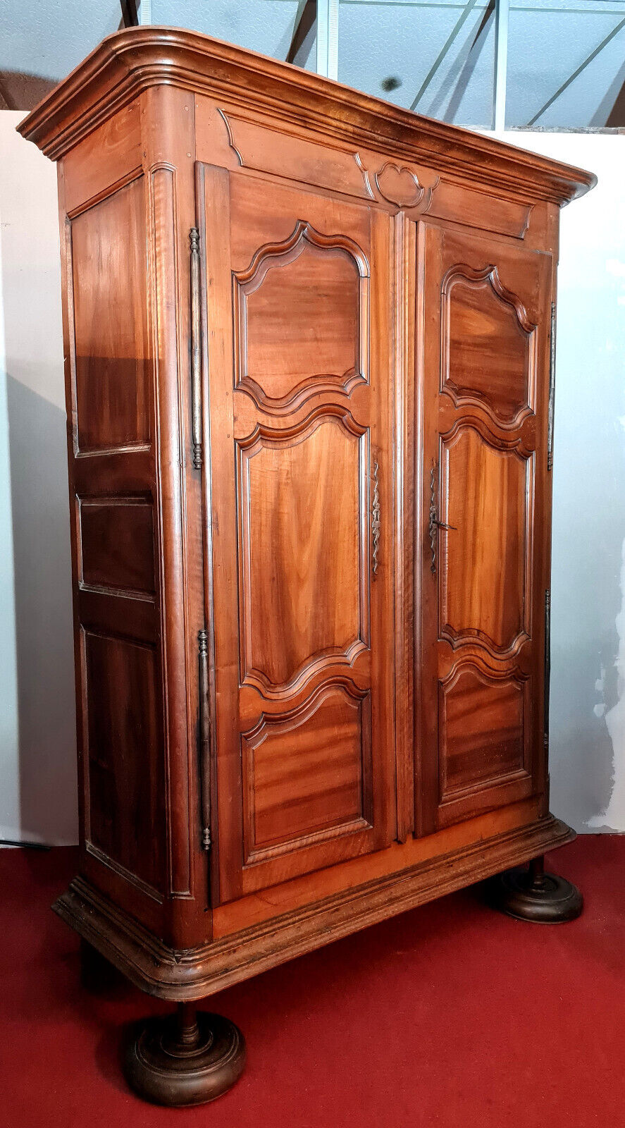 Burgundian wardrobe Louis XIII era in solid walnut around 1680