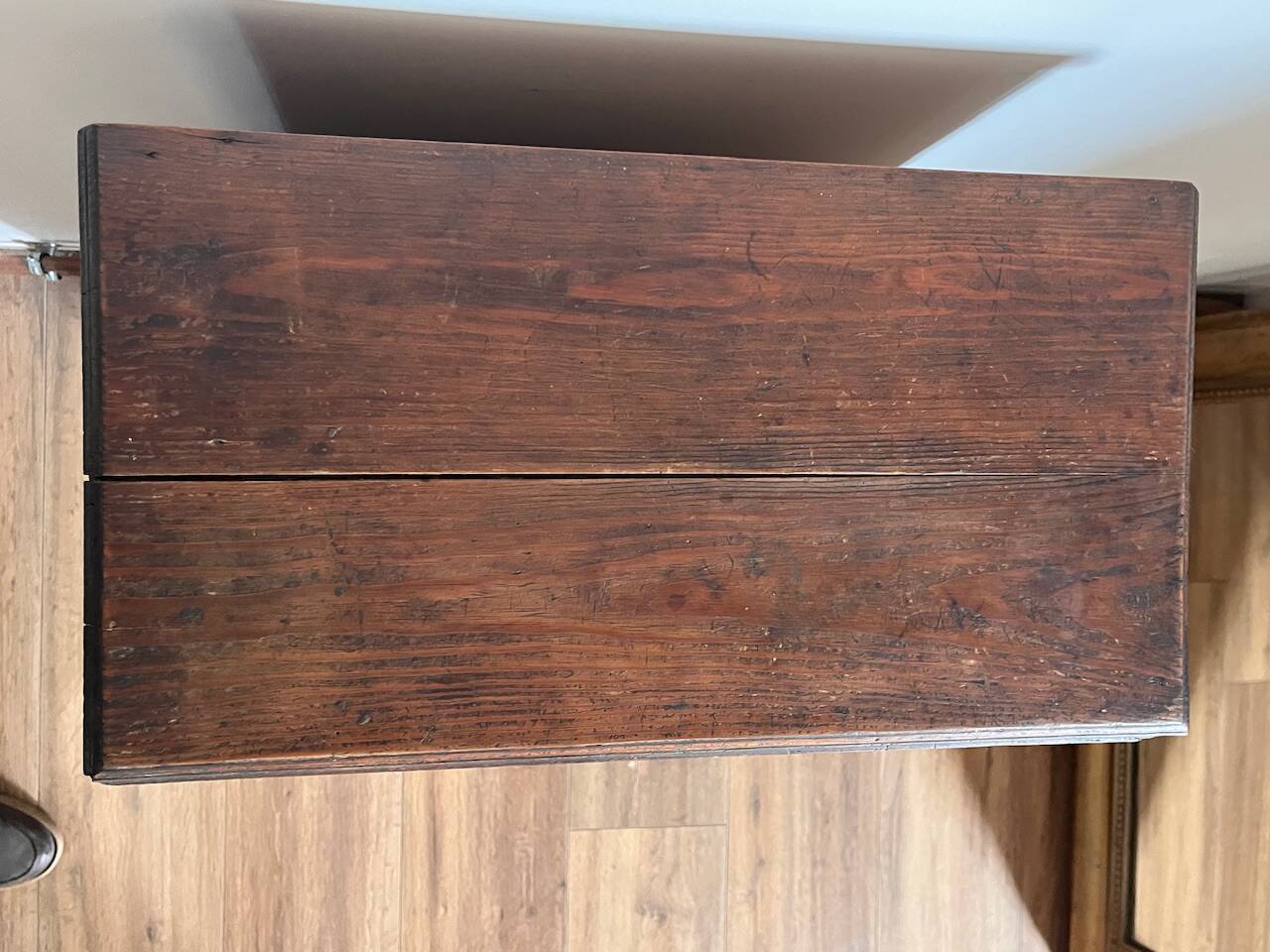 Small cabinet with 2 doors