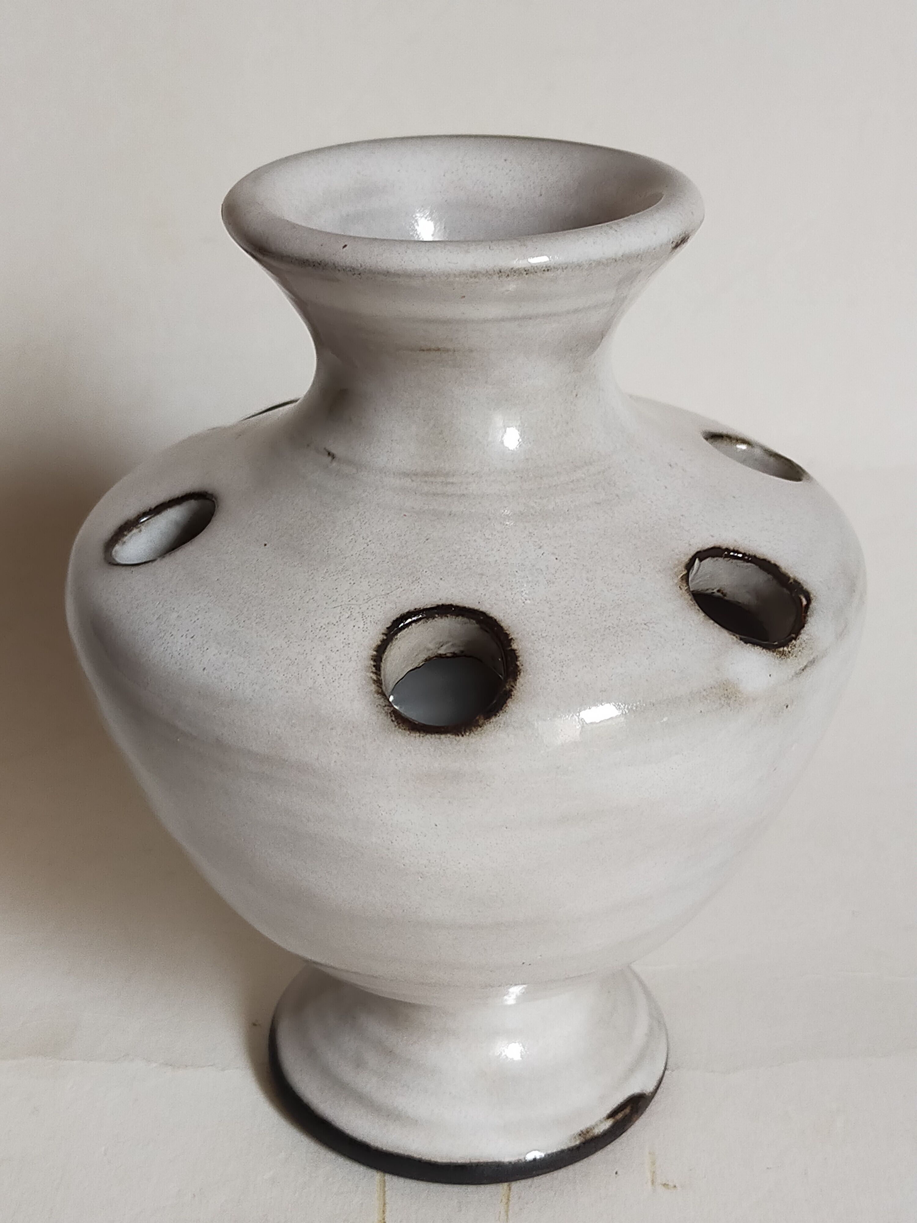Vase picnic flowers in black sandstone with white enamel