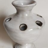 Vase picnic flowers in black sandstone with white enamel