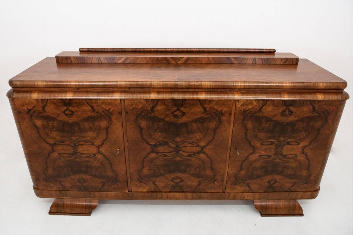 Walnut buffet, Art Deco chest of drawers.