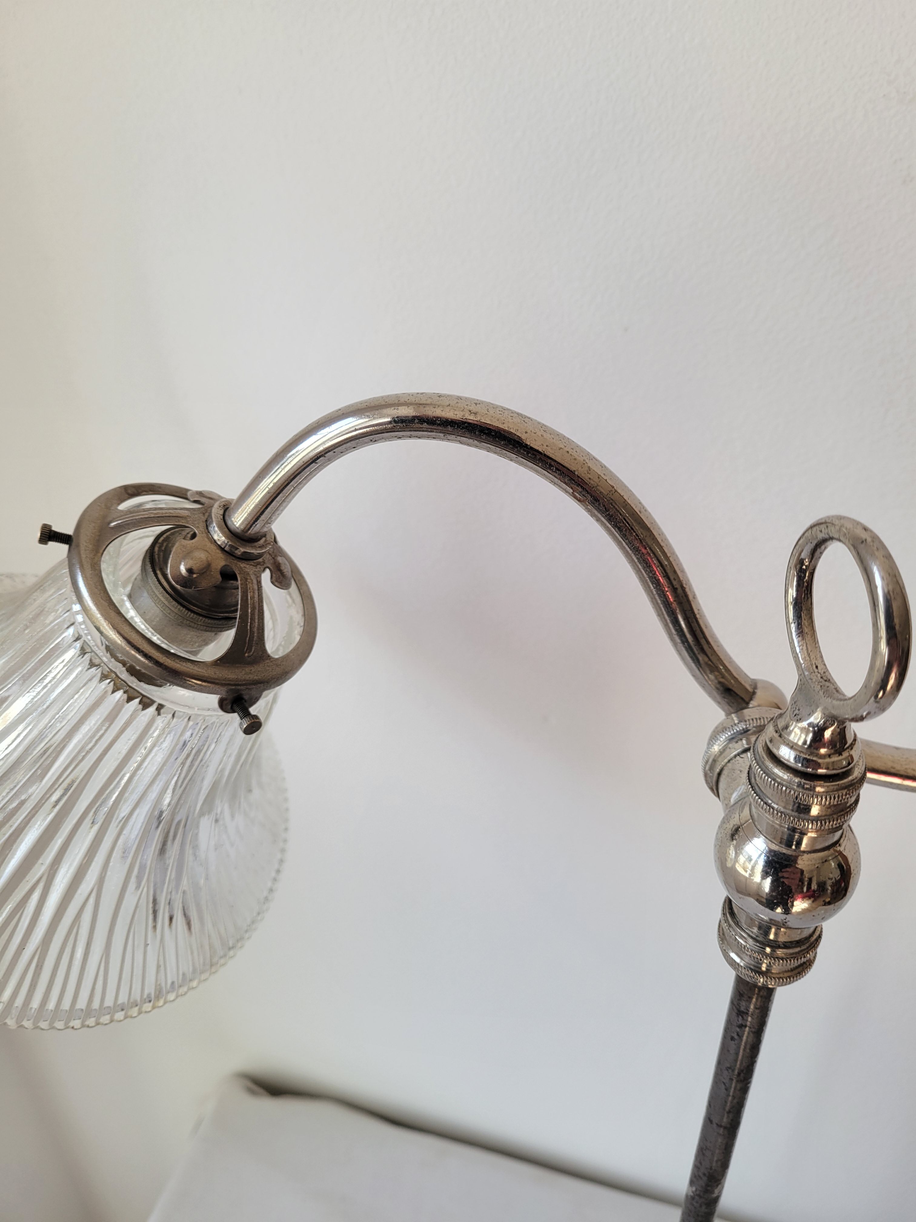 Lampe de bureau à bras orientable Holphane
