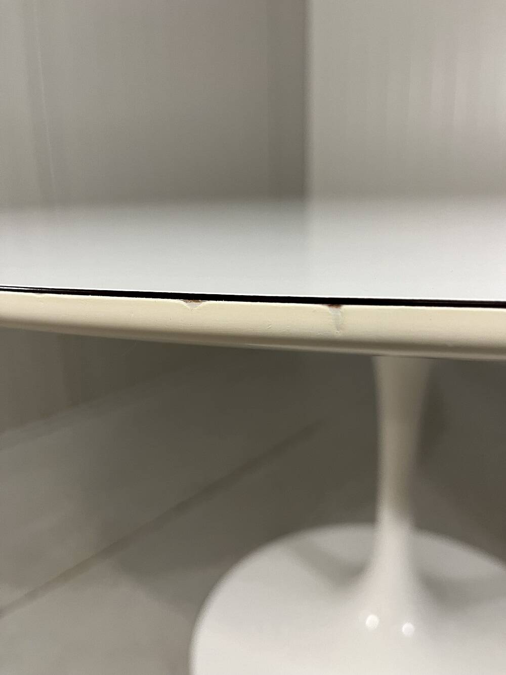 Knoll International Tulip dining table by Eero Saarinen