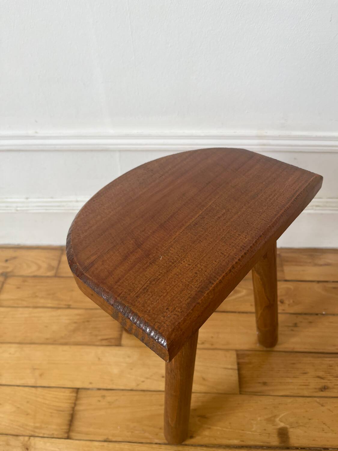 Tabouret tripode demi-lune