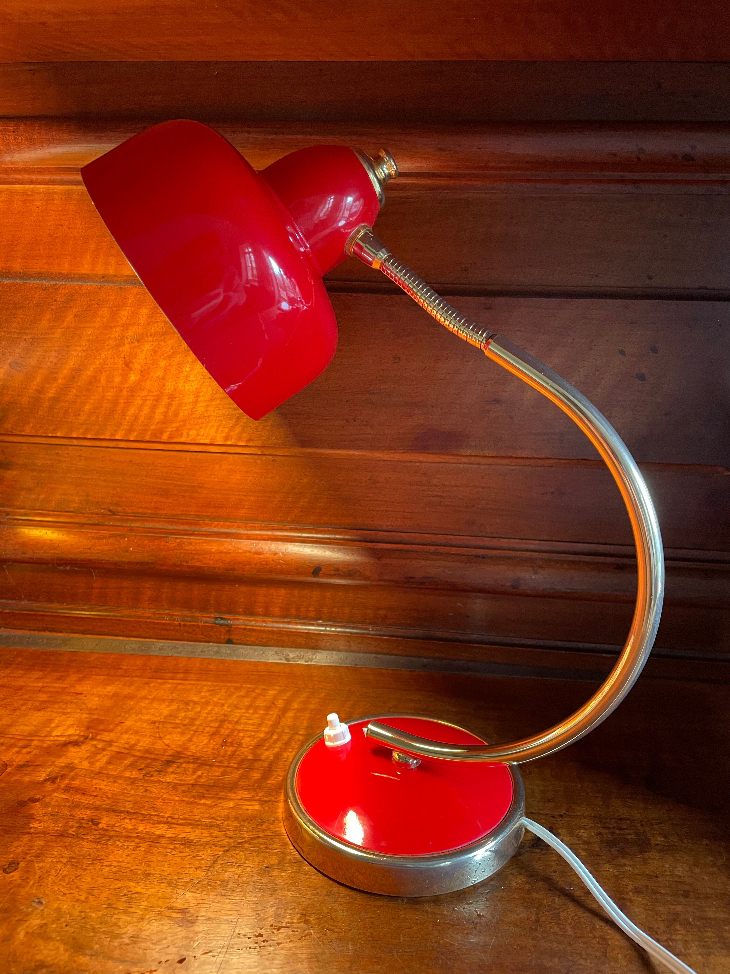 Lampe métal laquée rouge et doré 60’S