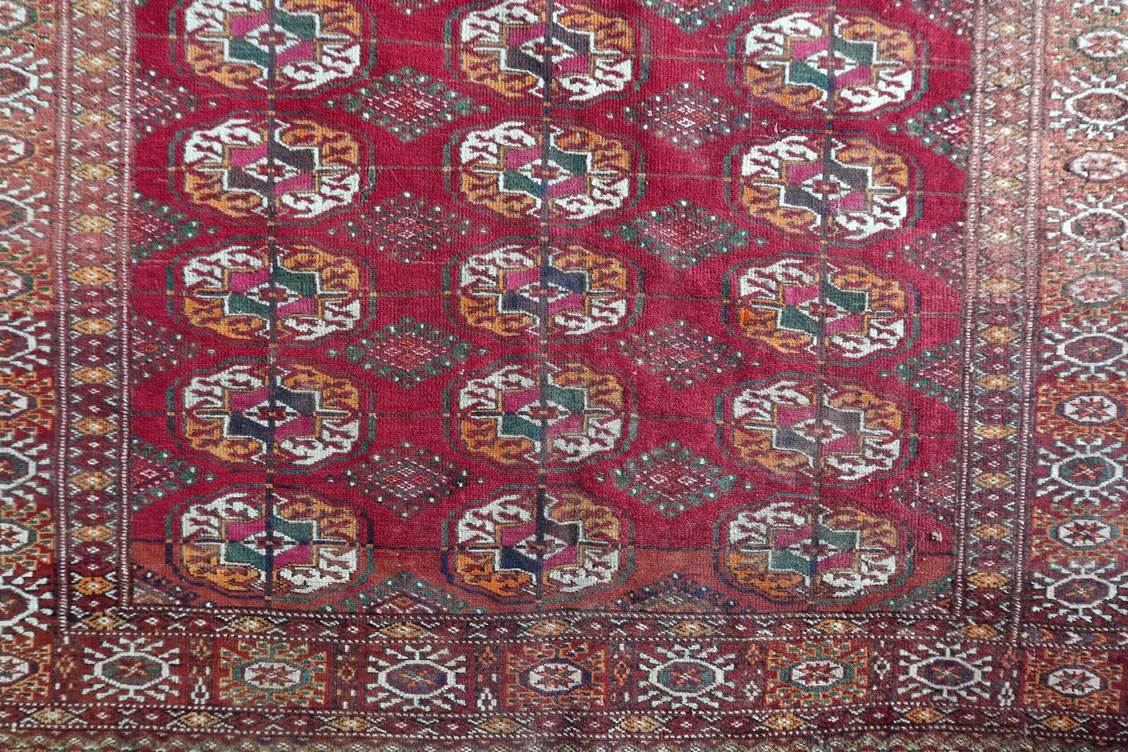 Authentic antique Turkmen Tekke rug 134cm x 183cm - Gul motifs (1C1197)